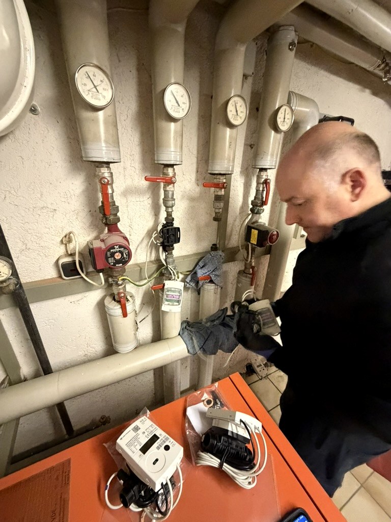 Monteur arbeitet an Messtechnik in einem Technikraum